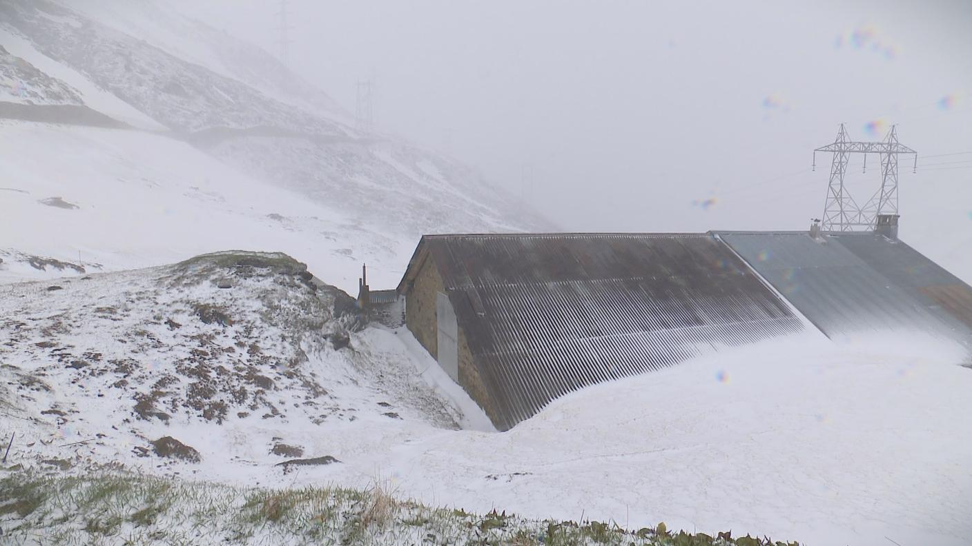 L'alpe Crüina, in Val Bedretto, sotto una bufera di neve venerdì 31 maggio