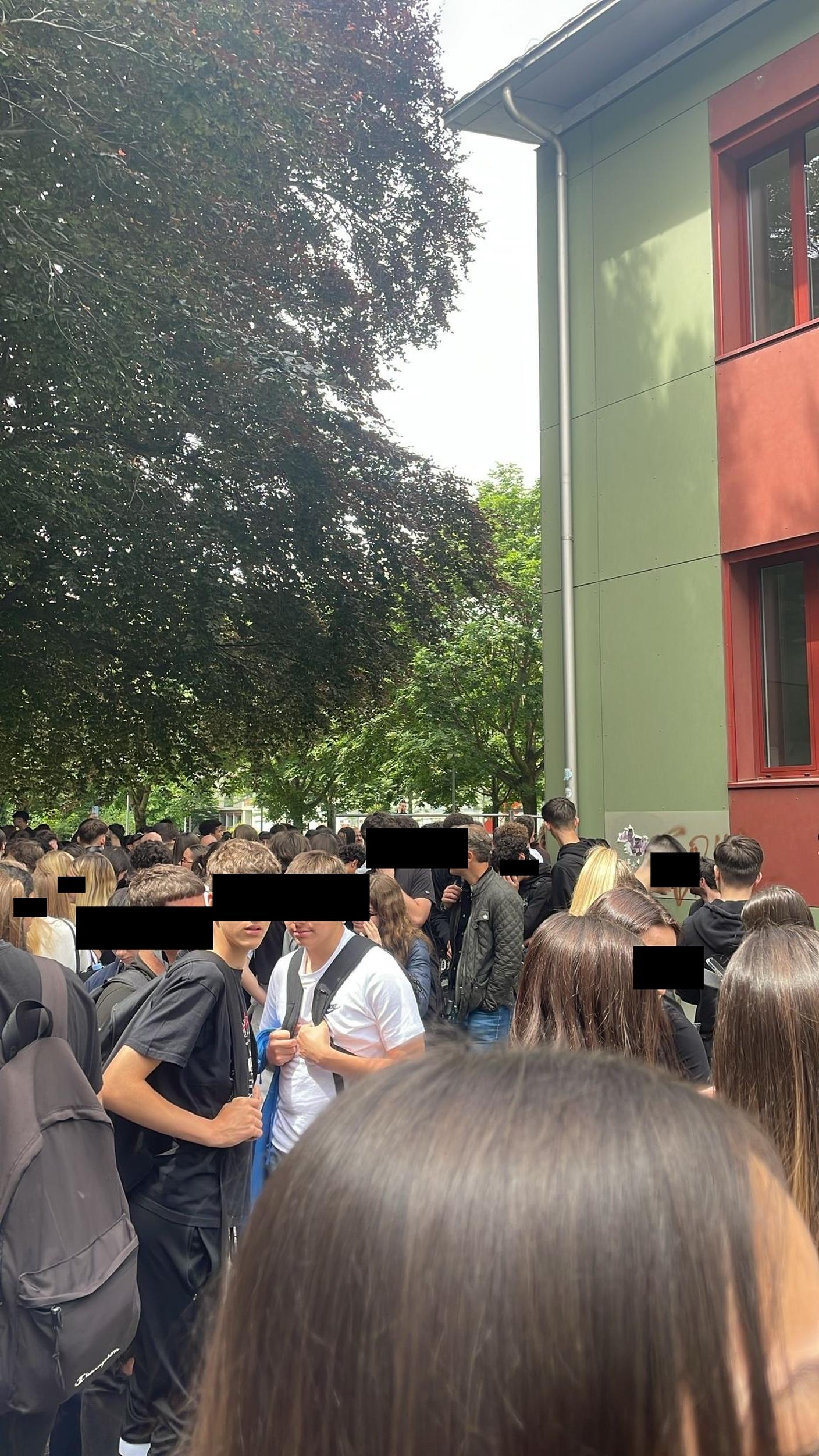 Studenti e allievi fuori dalla palestra