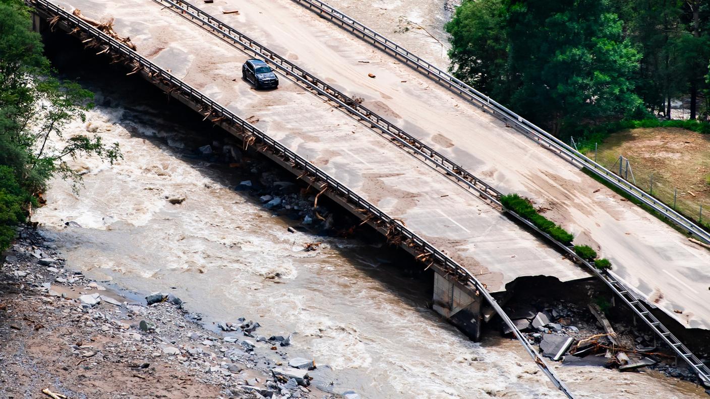 L'autostrada A13 ha ceduto lungo un tratto di 200 metri in territorio di Soazza