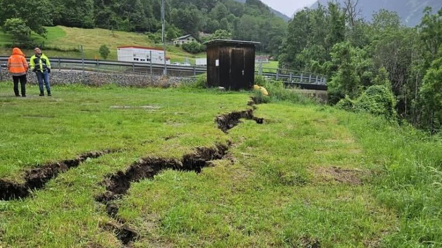 La fessura si trova pochi metri sotto il curvone tra l'uscita dell'A13 di Mesocco sud e la strada cantonale