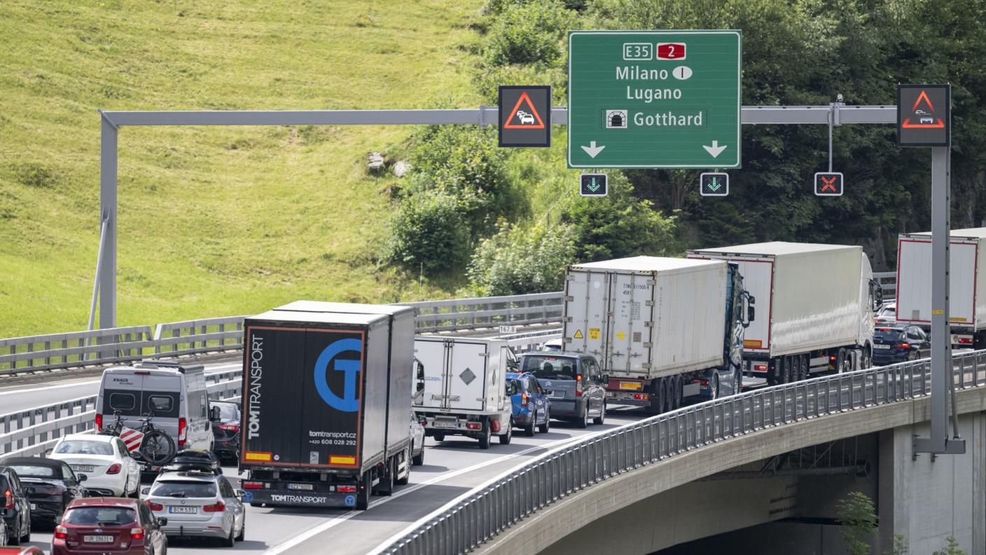 Veicoli in coda al portale nord del San Gottardo in una foto scattata oggi, 27 giugno 2024