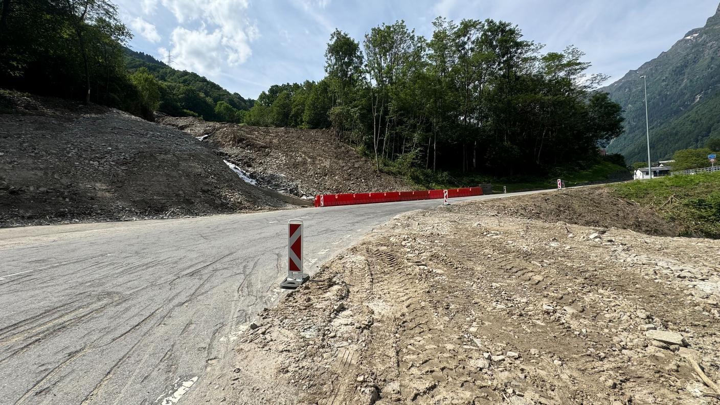Il tratto di strada che era stato ricoperto dalla frana della Valascia