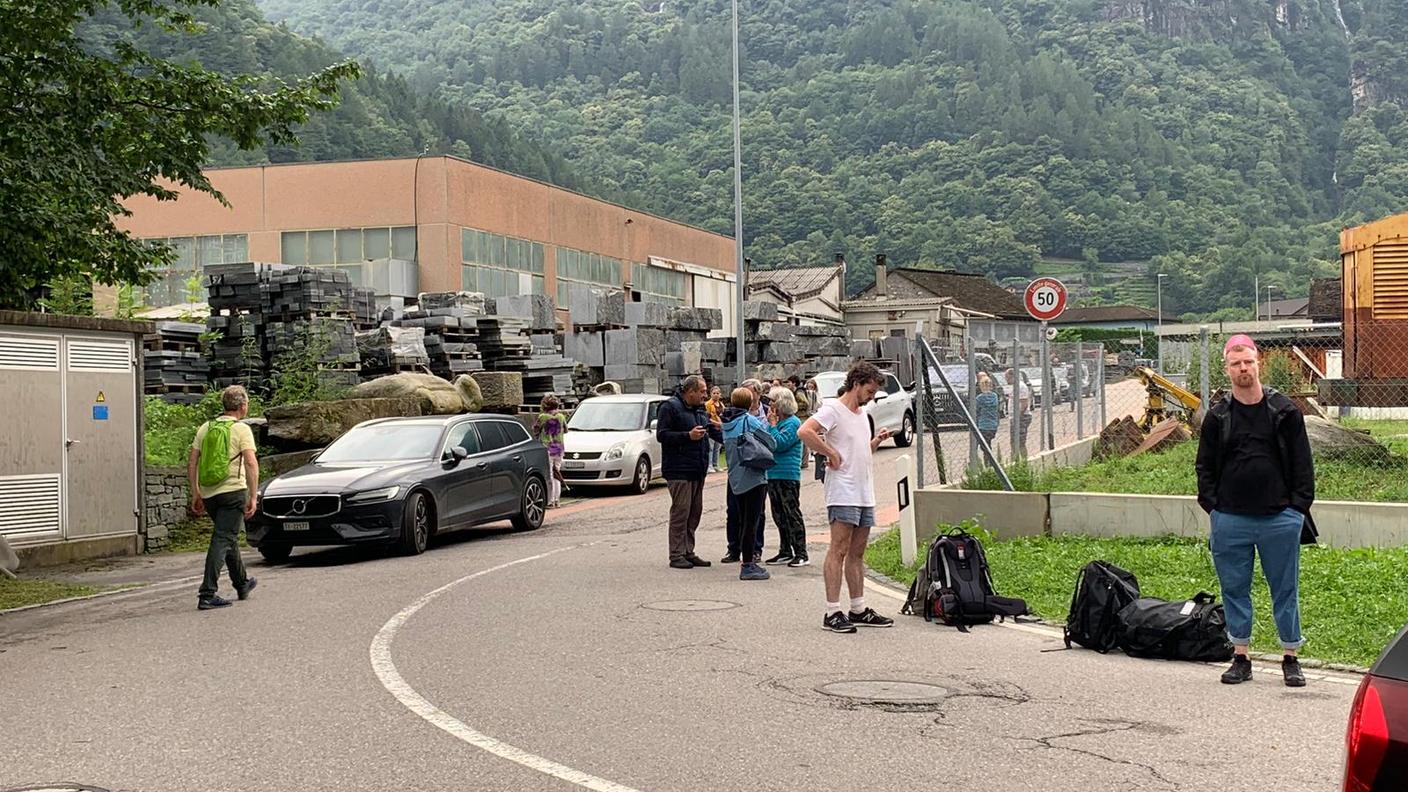 Auto e persone bloccate a Cevio