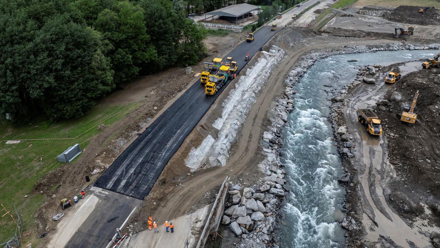 In 10 giorni la Moesa è stata nuovamente arginata e si vedono già le due nuove corsie dell’A13 mangiata dal fiume su circa 200 metri all’altezza della cascata Boffalora in territorio di Soazza