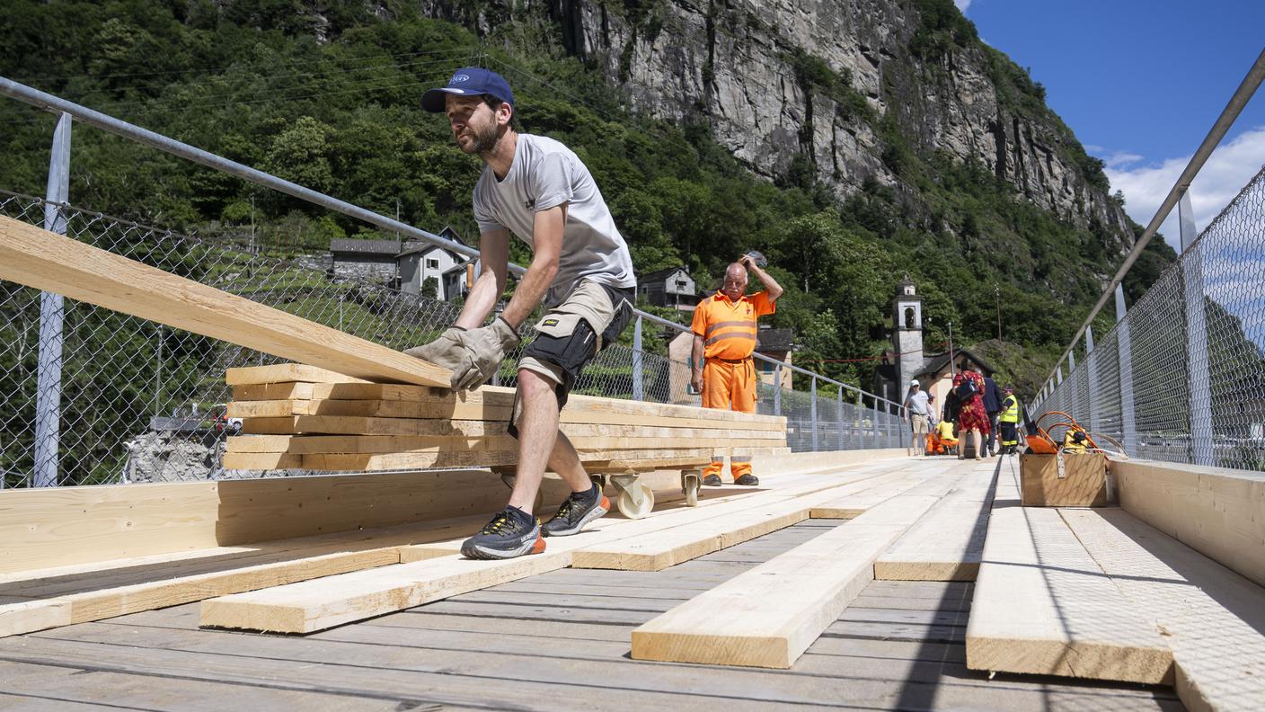 Una veduta della passerella pedonale adattata per permettere il passaggio di veicoli leggeri.