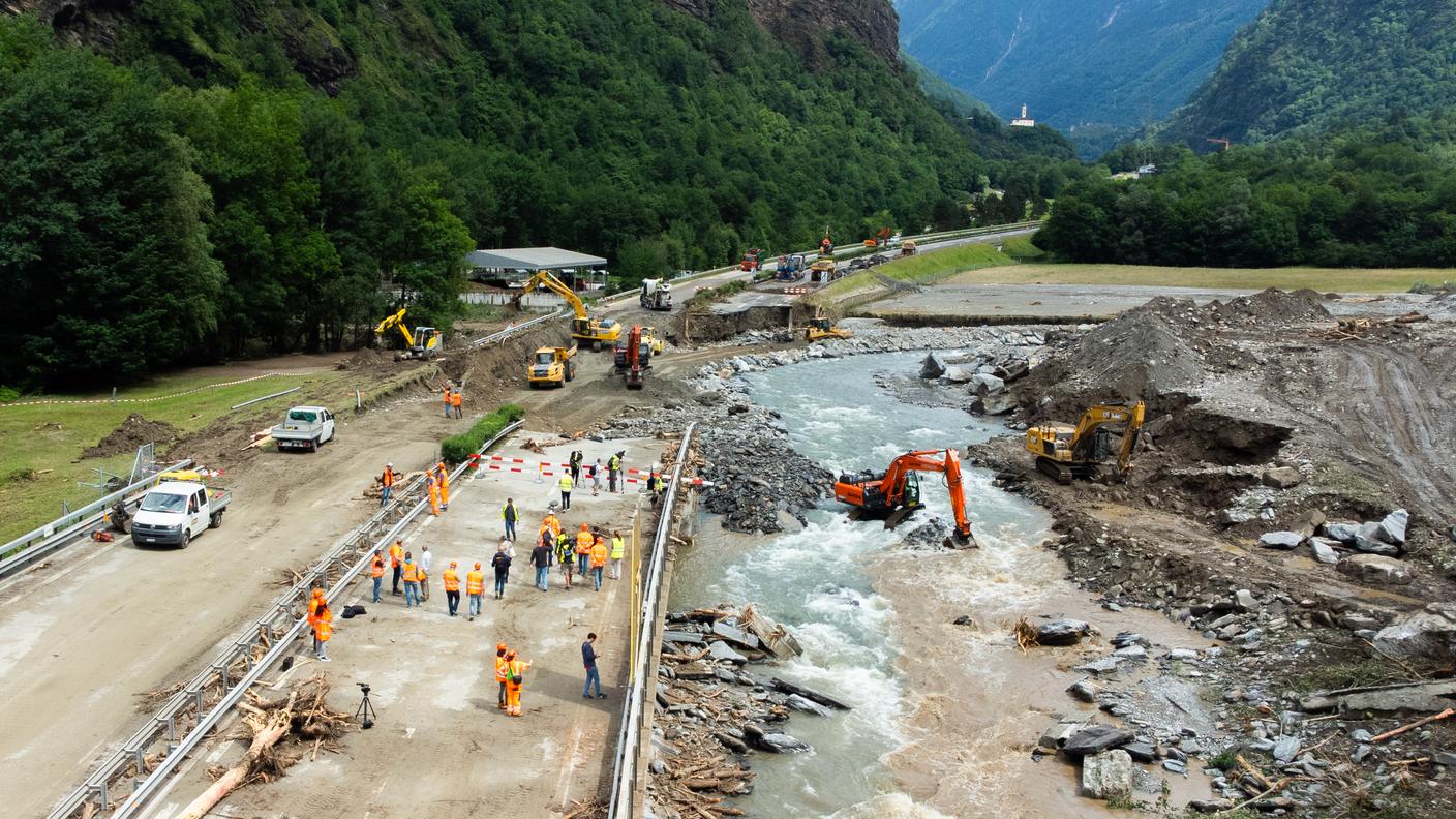 Cantiere aperto sul tratto di A13 distrutto dal fiume Moesa