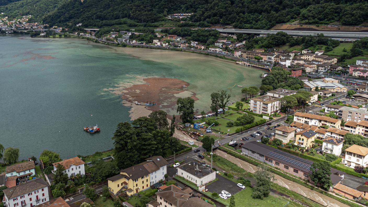 La foce del Laveggio a Capolago con il materiale riversato nel Ceresio 