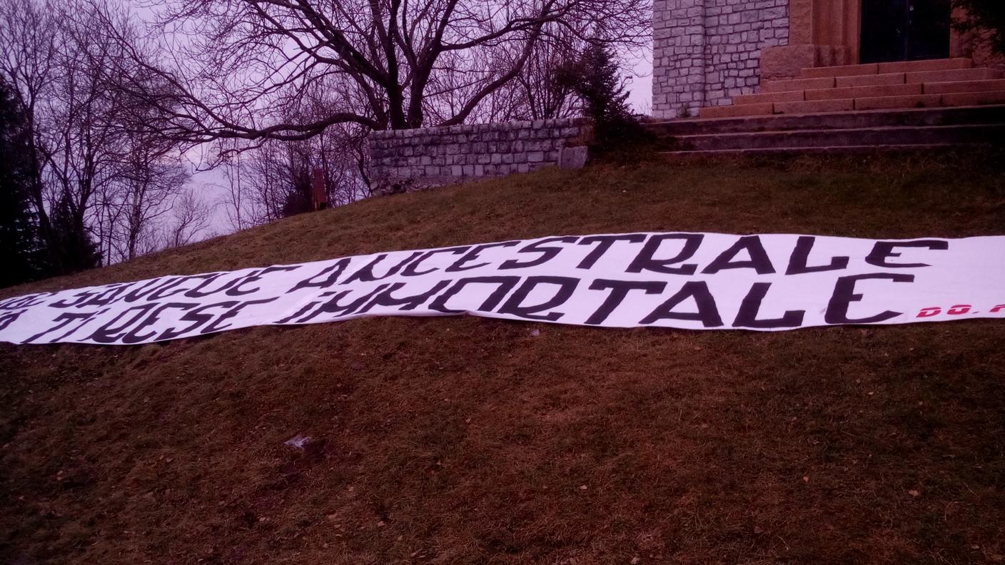 Uno striscione al sacrario militare di Duno