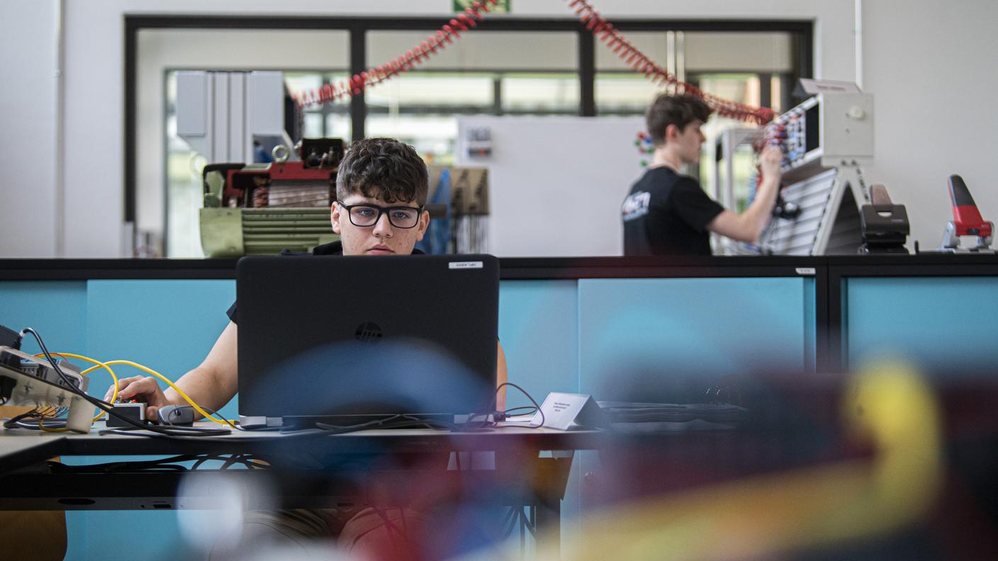 Apprendisti al lavoro a Bodio in un'immagine d'archivio