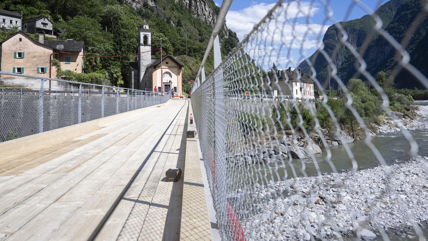 L'unico passaggio in attesa che venga posato il ponte dai militari