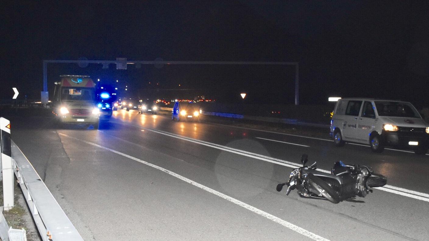 Un incidente che commuove e fa discutere tutto il Ticino: il 10 novembre uno scooterista 36enne muore sulla A2 a Sigirino, investito da un pirata della strada ubriaco, che viene arrestato