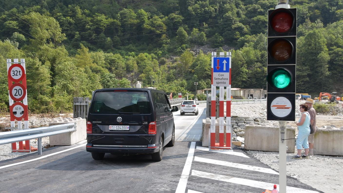 Le auto iniziato a transitare dal ponte a Visletto