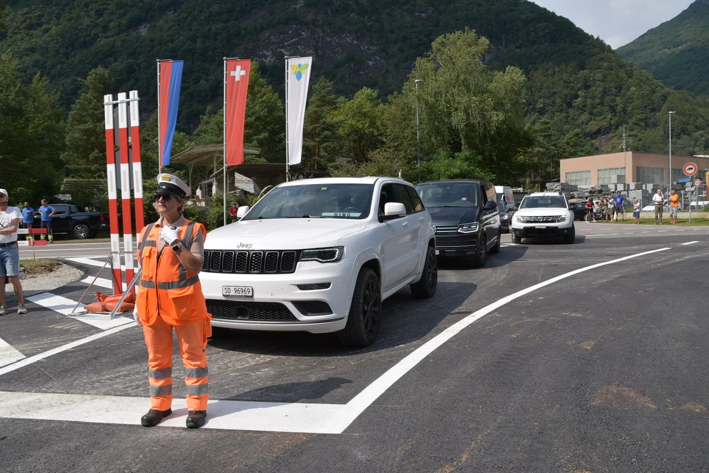 Il passaggio regolato da semafori e da agenti di sicurezza