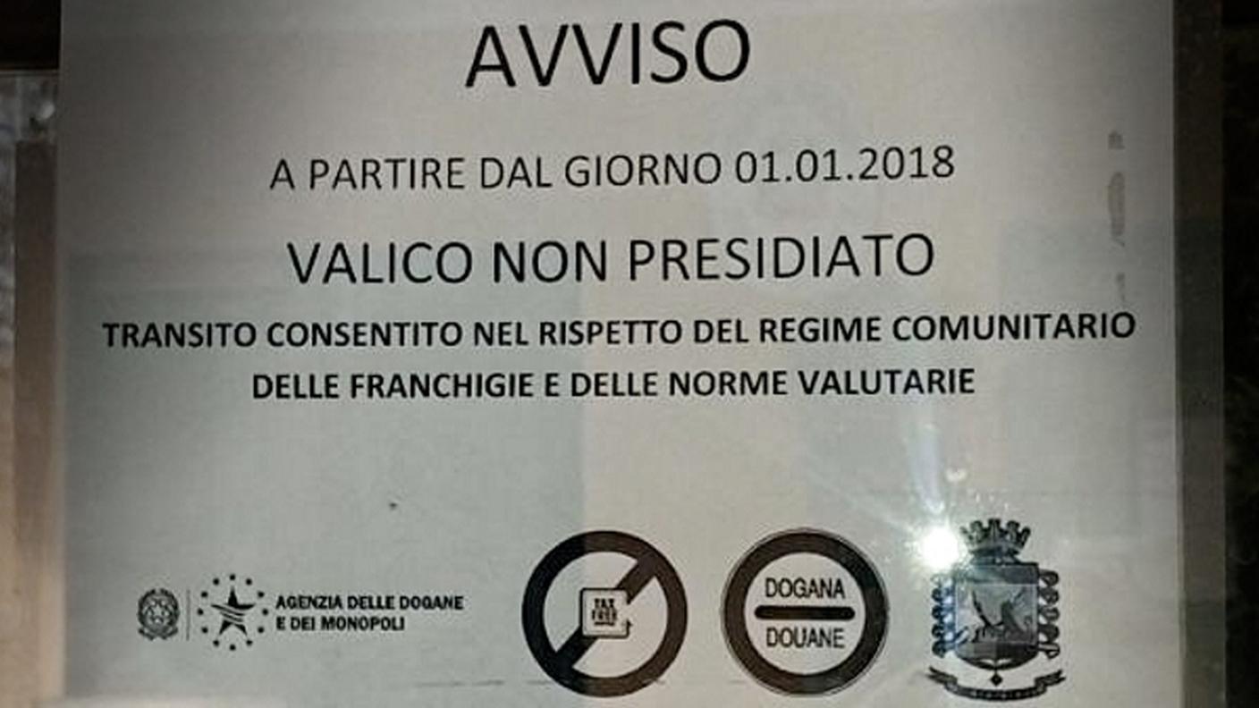 La comunicazione di servizio appiccicata all'esterno dell'ufficio di Fornasette RSI.jpg