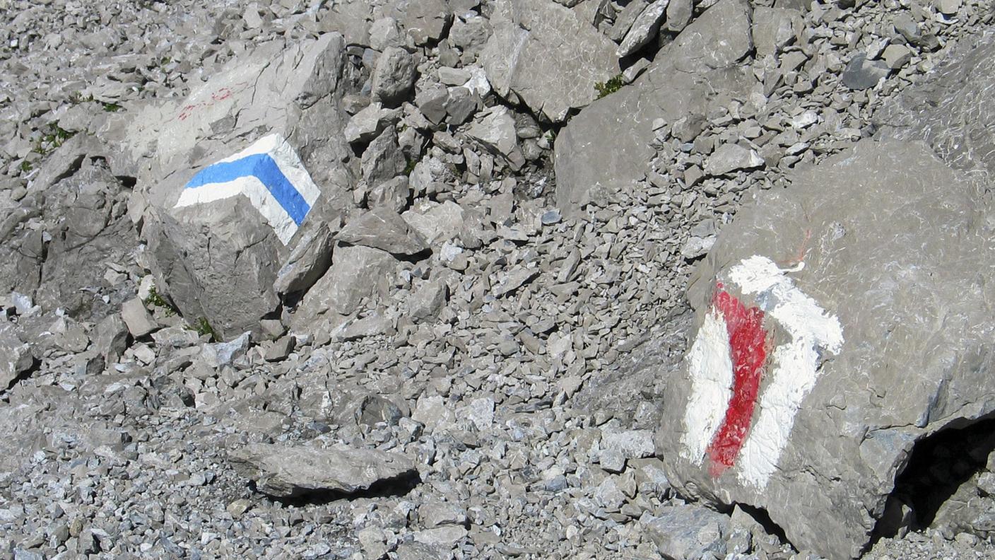 Segnaletica del sentiero alpino che porta sotto la cima del Salaruelkopf
