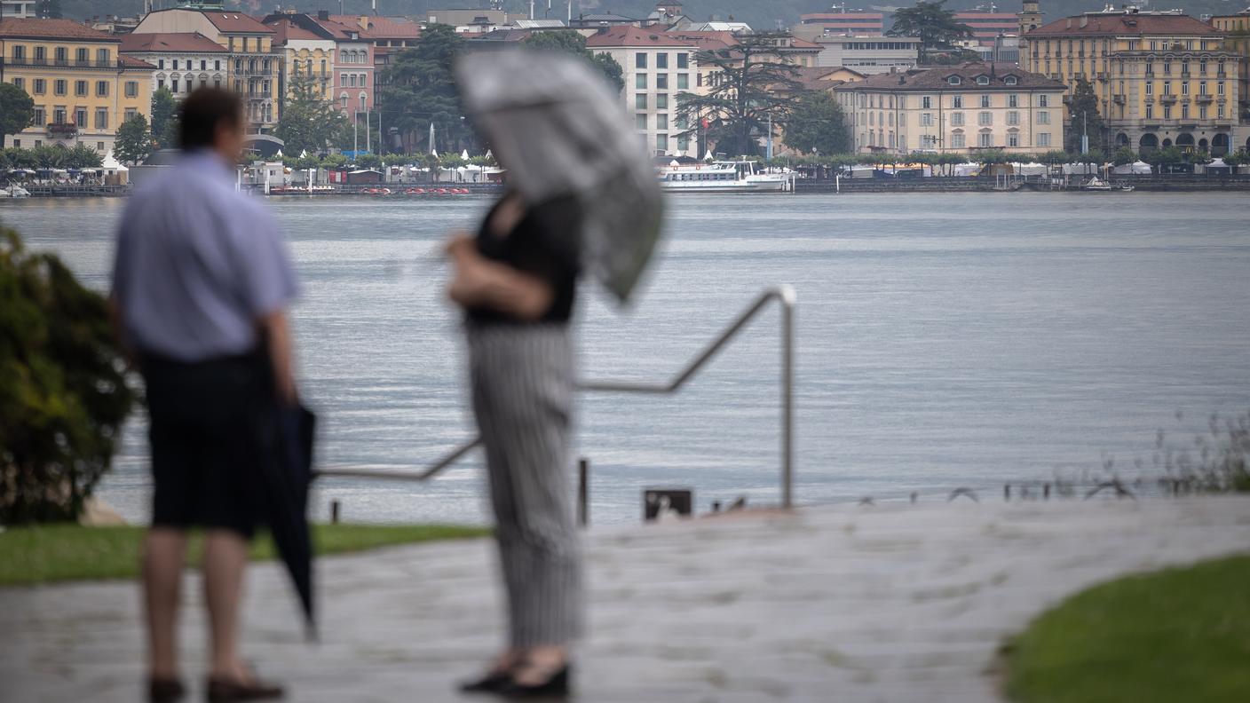 In Ticino, nella foto il lungolago di Lugano, si sconta l'inizio estate bagnata