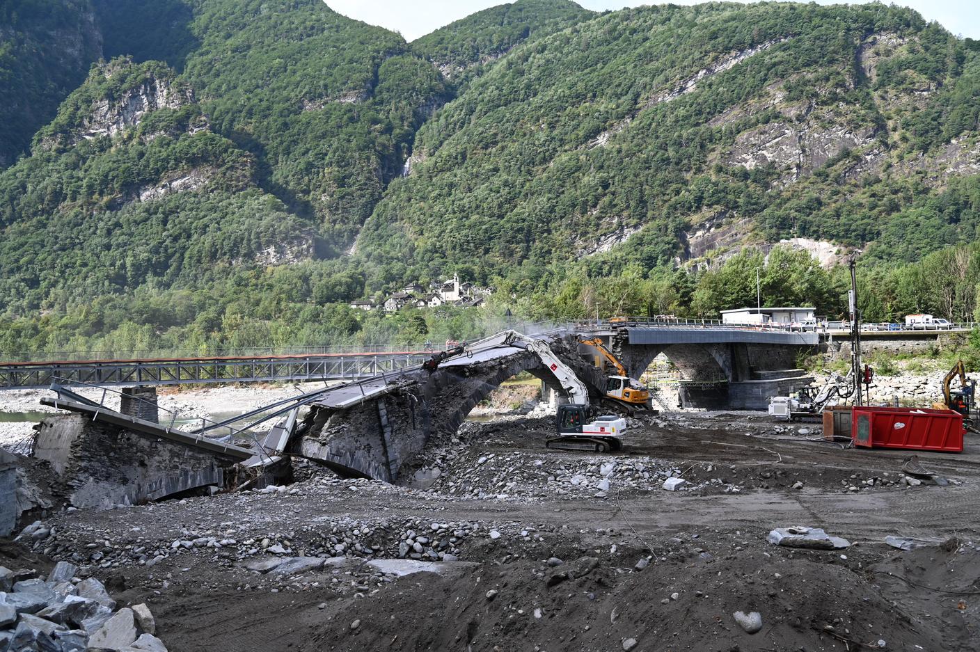 La demolizione del ponte a Visletto