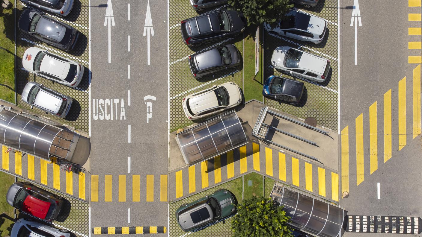 La tassa di collegamento sul tavolo della Gestione