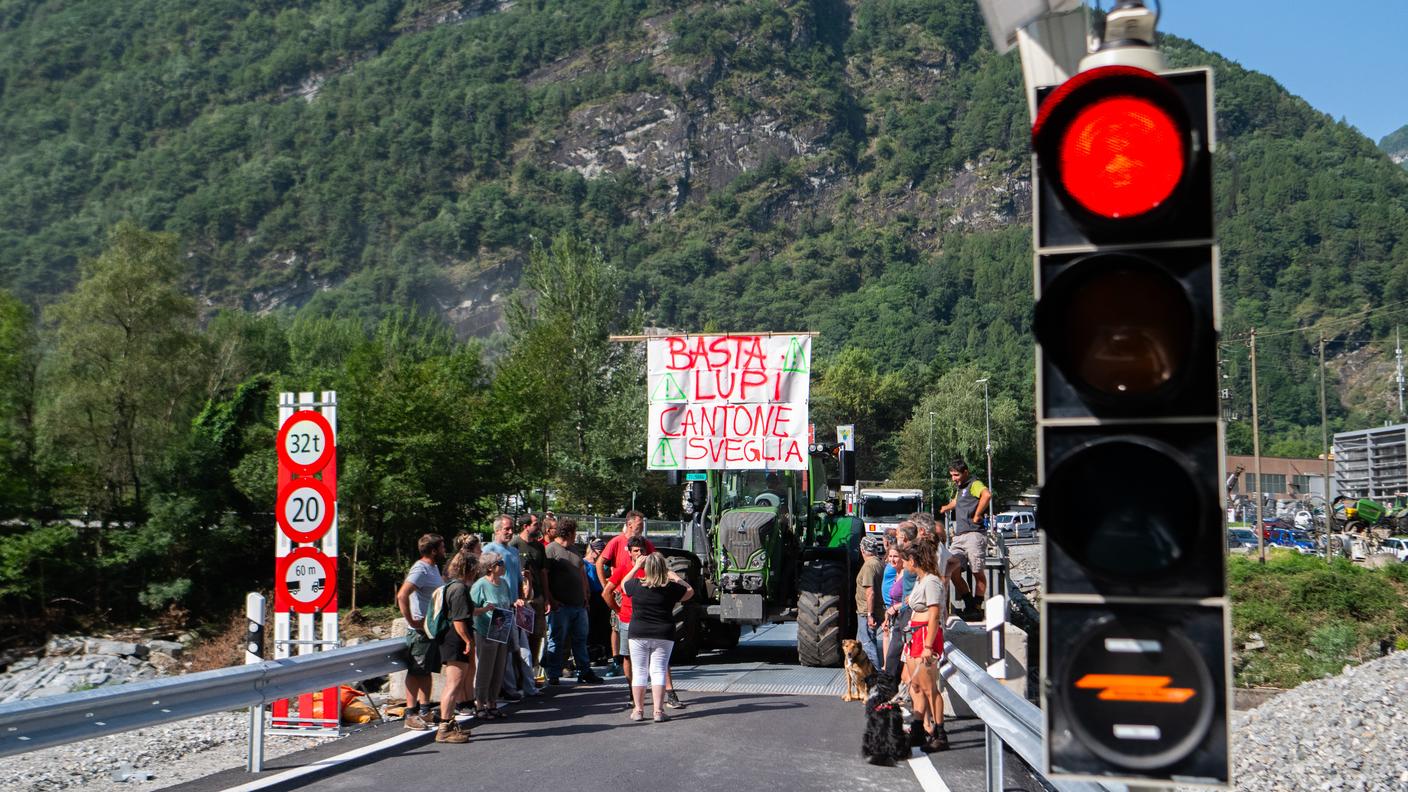 Il ponte provvisorio di Visletto bloccato temporaneamente dalla protesta