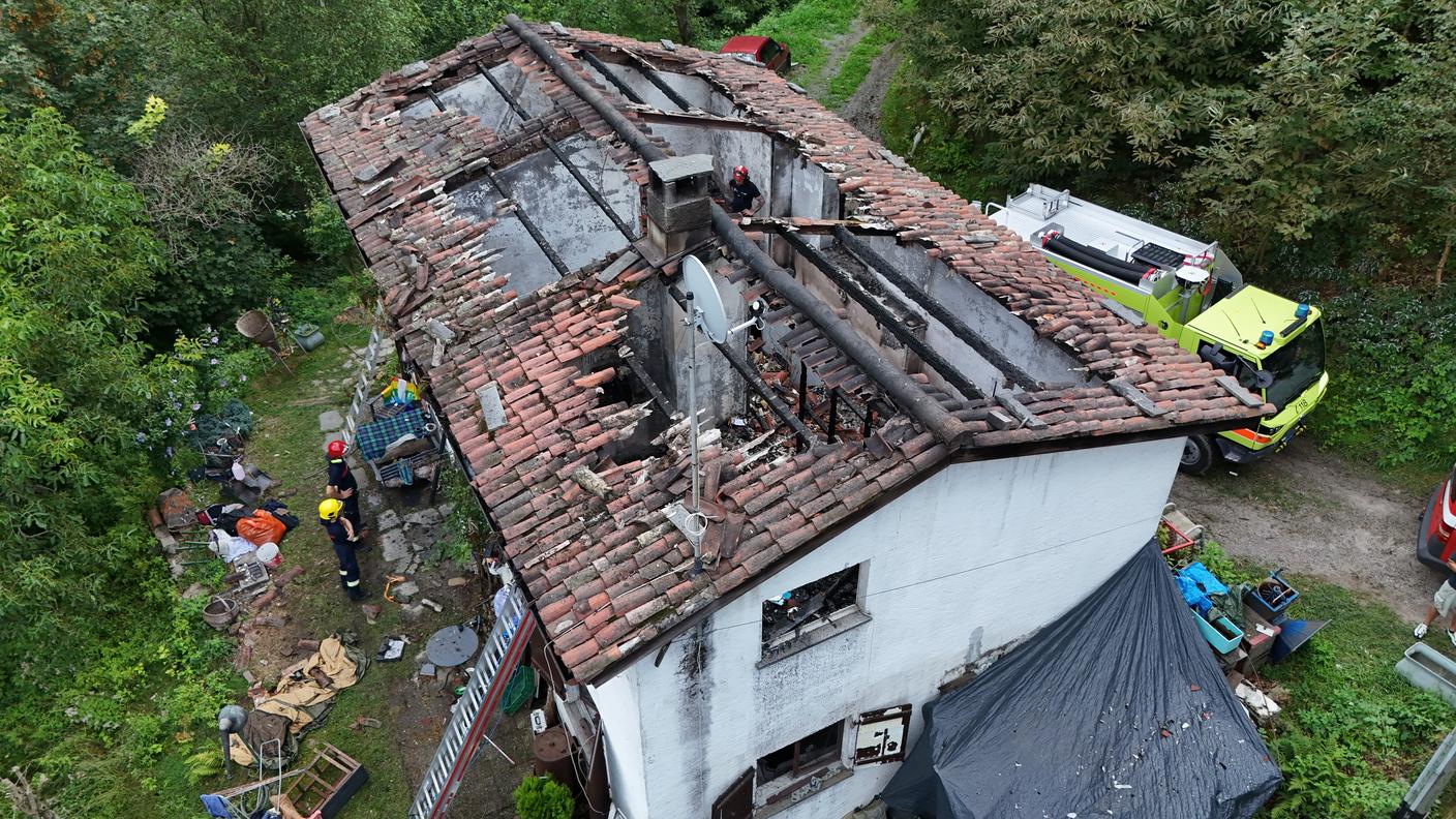 La casa distrutta dall'incendio