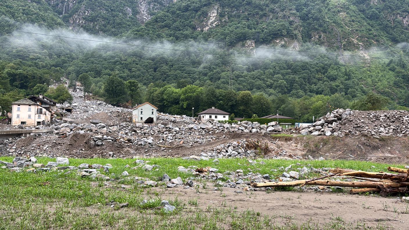 L'abitato di Sorte sulla sponda destra della Moesa travolto dal materiale