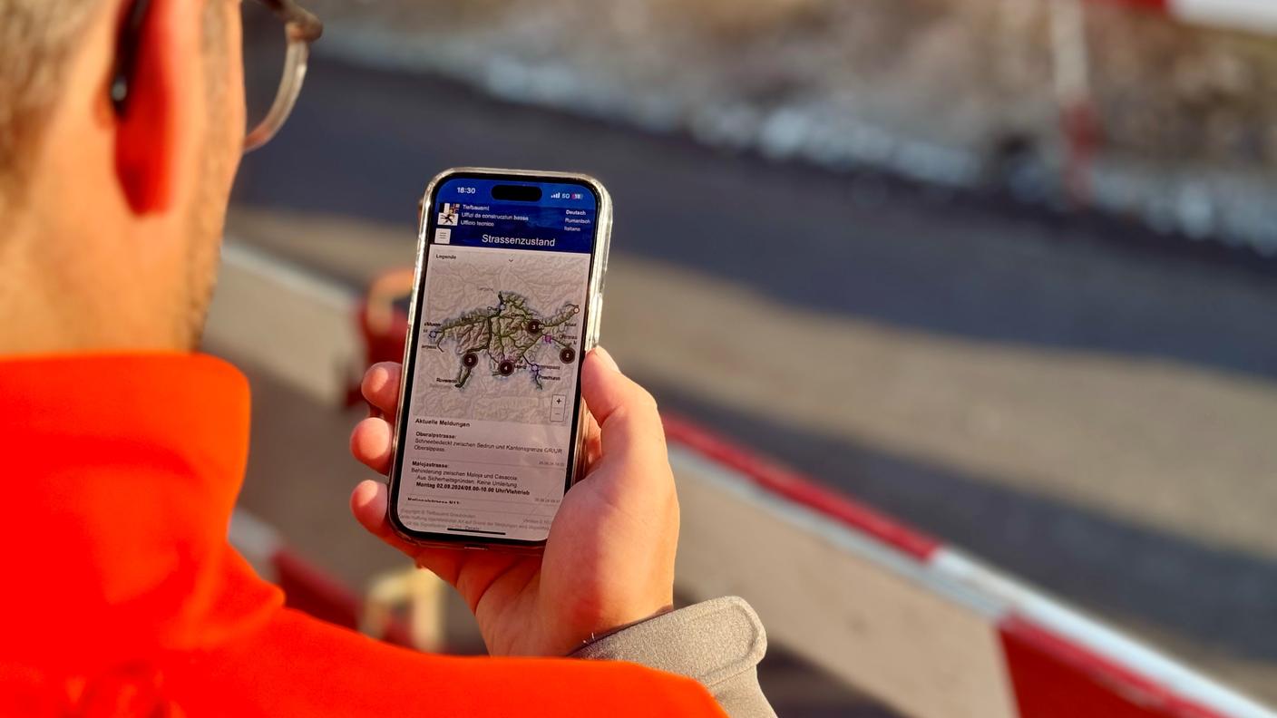 I collaboratori dell'Ufficio tecnico rilevano lo stato delle strade direttamente sul posto
