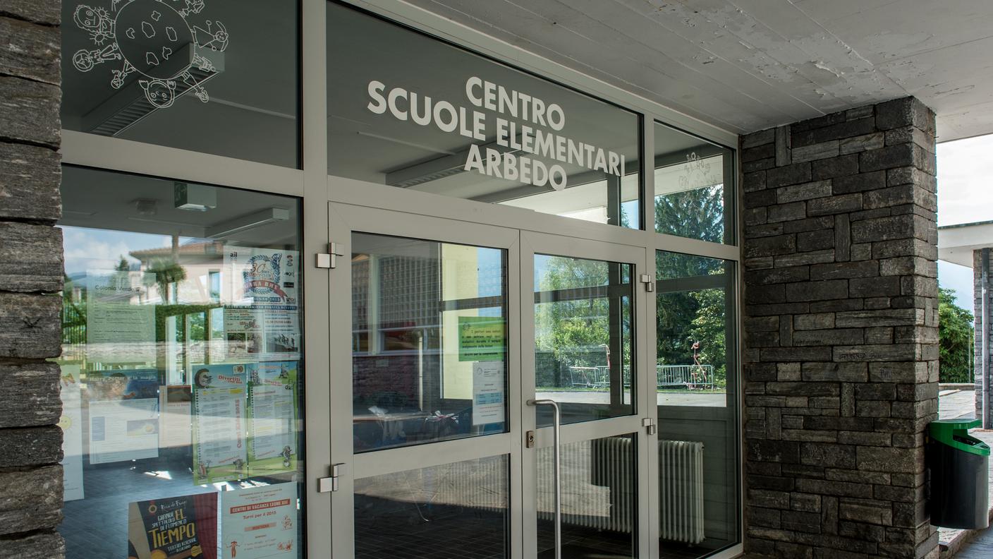 L'entrata di una sede delle scuole comunali di Arbeo-Castione
