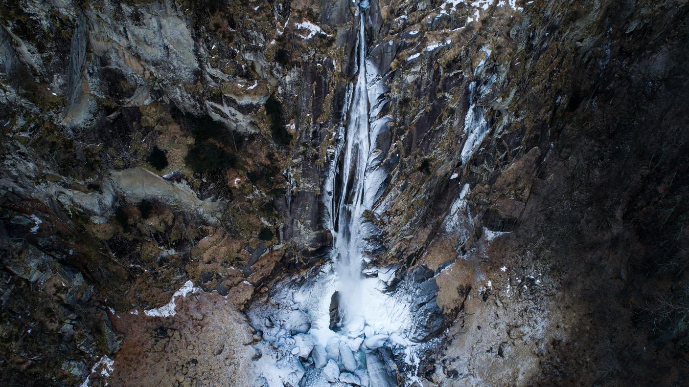 Gelata la cascata a Foroglio