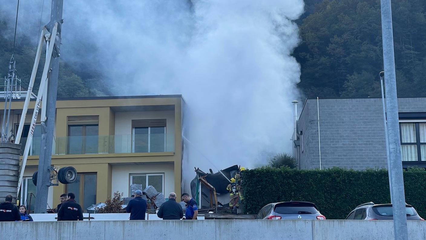 L'intervento dei pompieri a Brusino