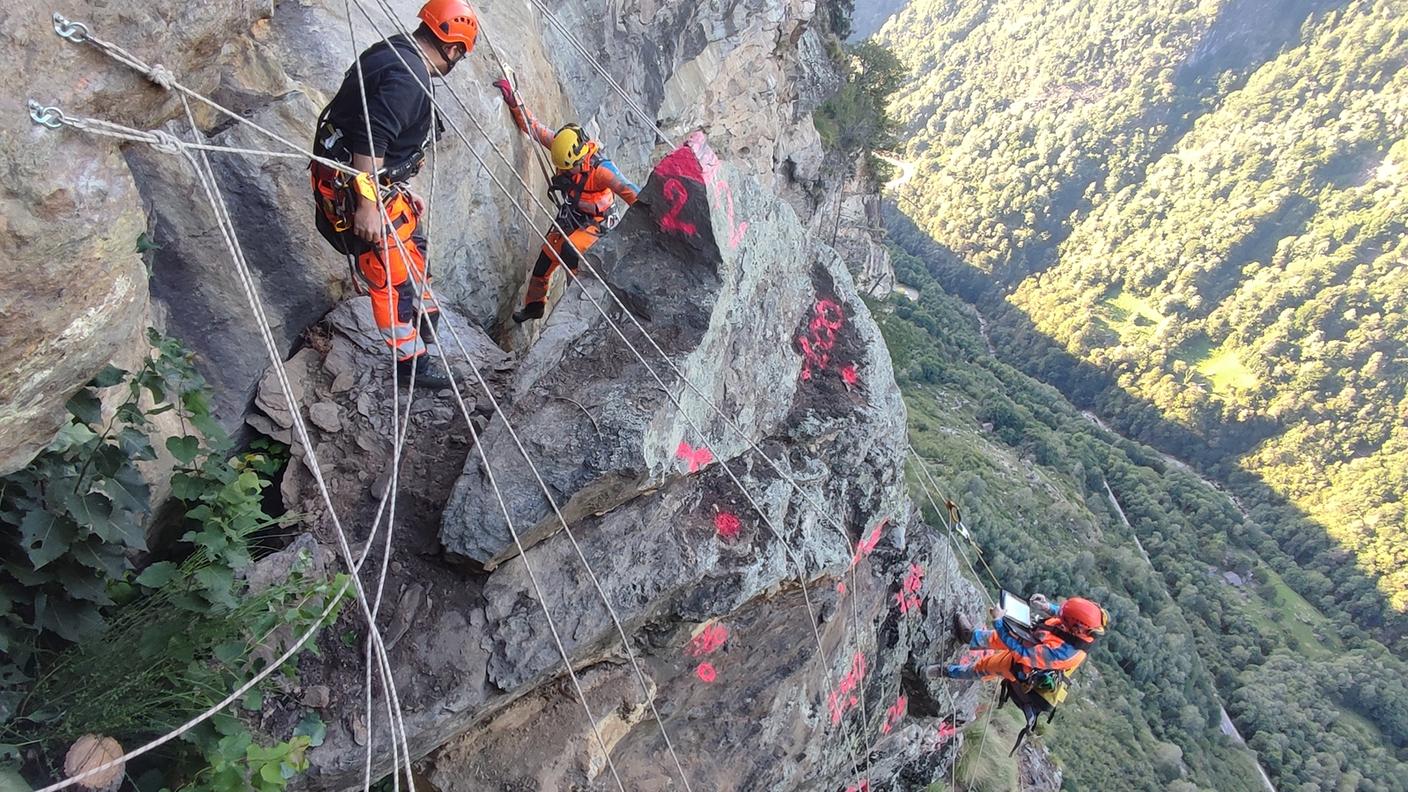 I lavori di marcatura in parete prima del brillamento del materiale roccioso