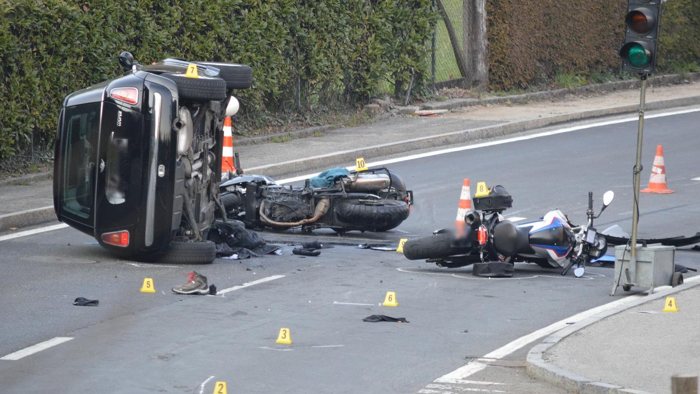 Moto a terra e auto rovesciata dopo l'urto