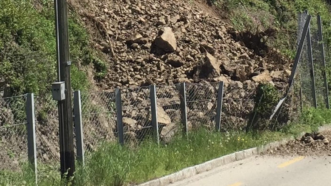 I massi precipitati martedì ai lati della carreggiata sulla strada cantonale tra Maroggia e Bissone