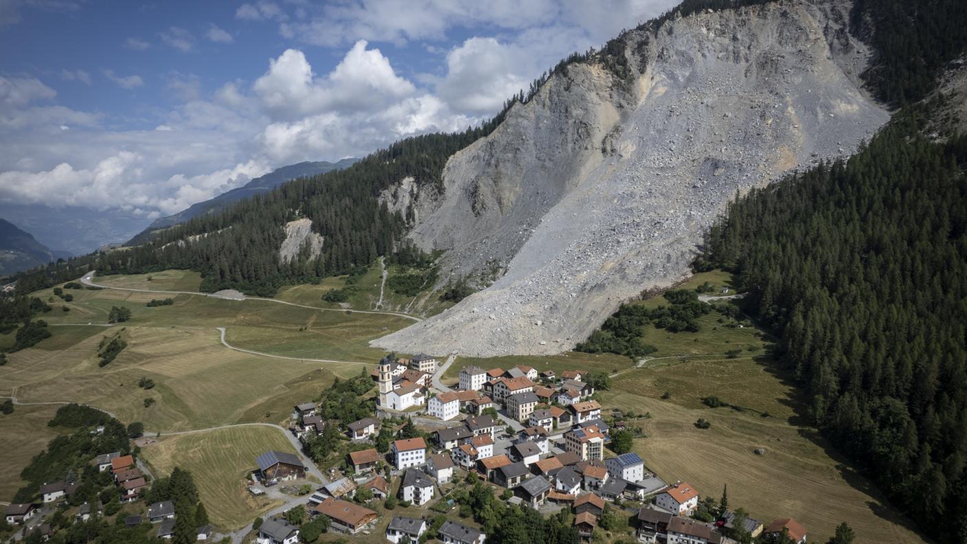 Una foto d'archivio con la massa rocciosa nel 2023 scesa fino a sfiorare l'abitato di Brienz