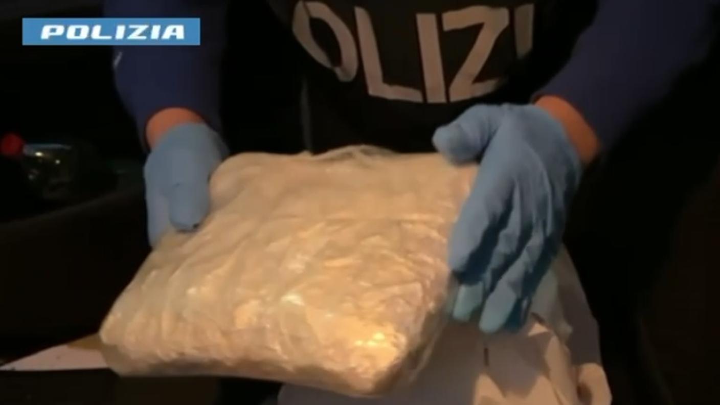 Nel pacco sotto il sedile è stata trovata cocaina per un peso totale di 1,76 kg