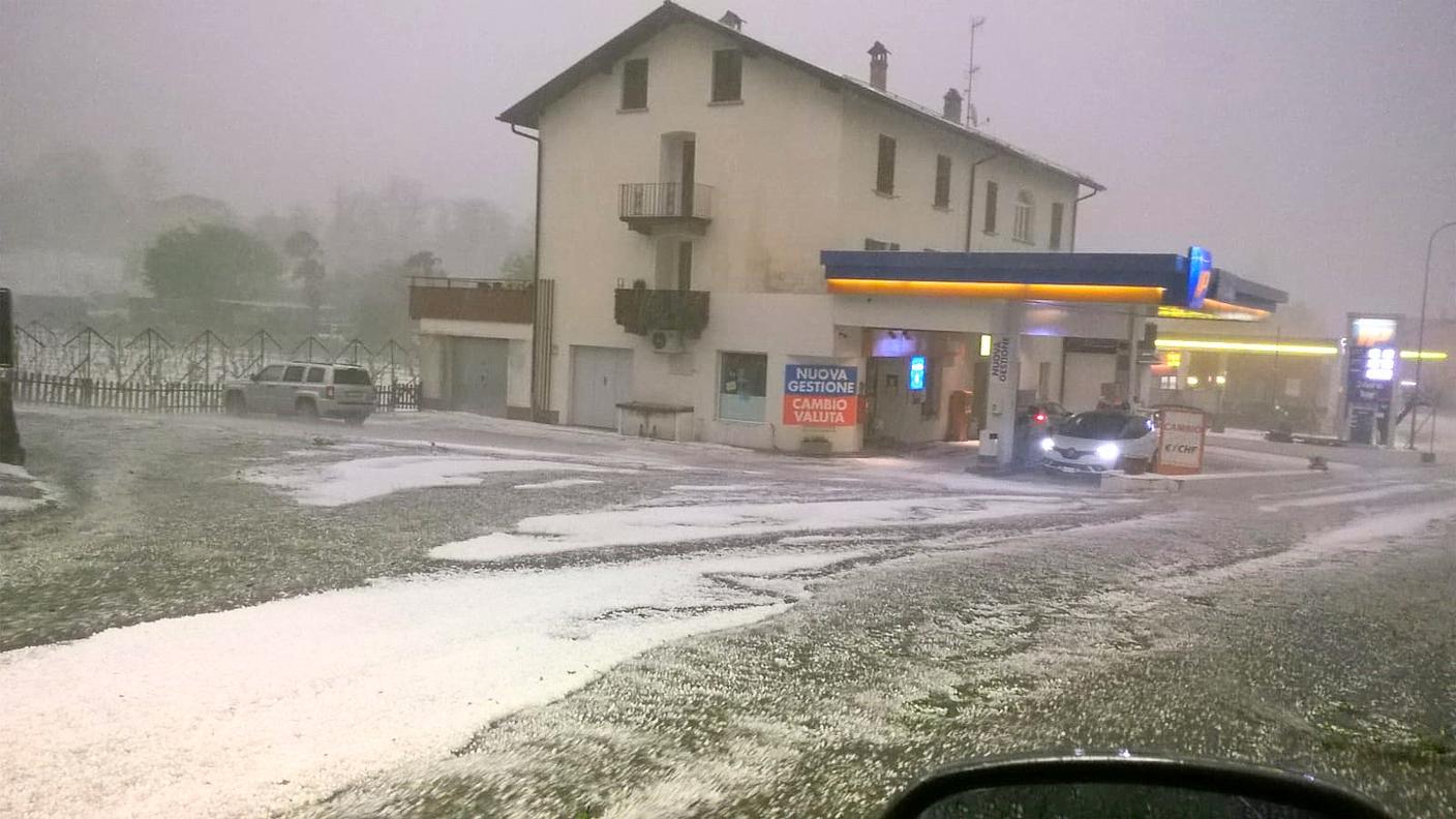 Fornasette, Ponte Cremenaga, ore 21.30: cinque gradi e 10 cm di grandine...