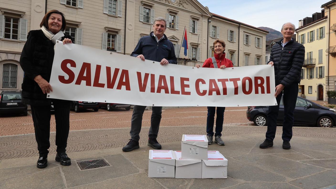 I promotori della domanda in un'immagine scattata lunedì a Muralto