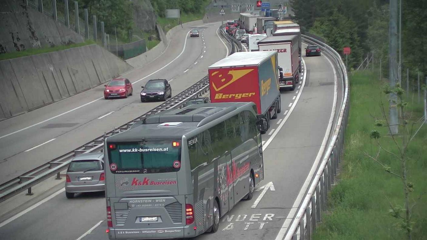 I veicoli in colonna al portale Nord del San Gottardo