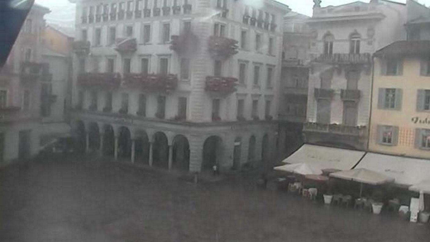 Piazza Riforma a Lugano sotto il diluvio vista dalla webcam di Palazzo Civico
