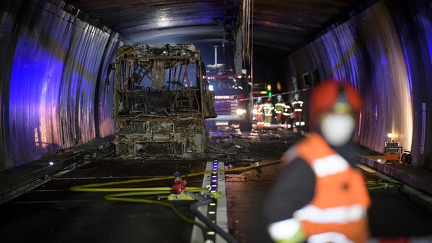 La carcassa del pullman bruciato venerdì 18 maggio nel tunnel stradale del San Bernardino
