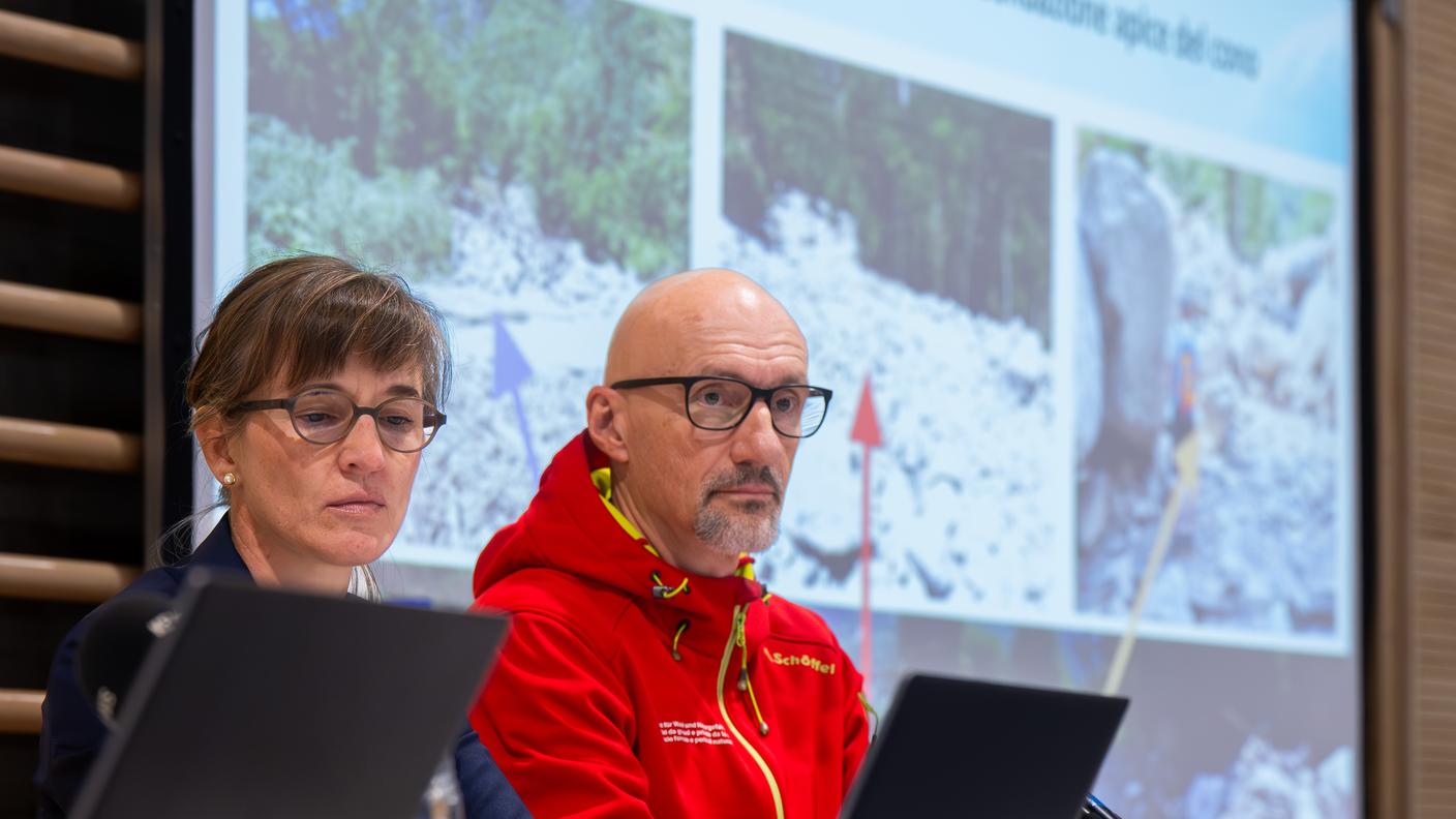 La consigliera di Stato Carmelia Maissen (a sinistra) e il forestale cantonale Urban Maissen in un incontro con i media