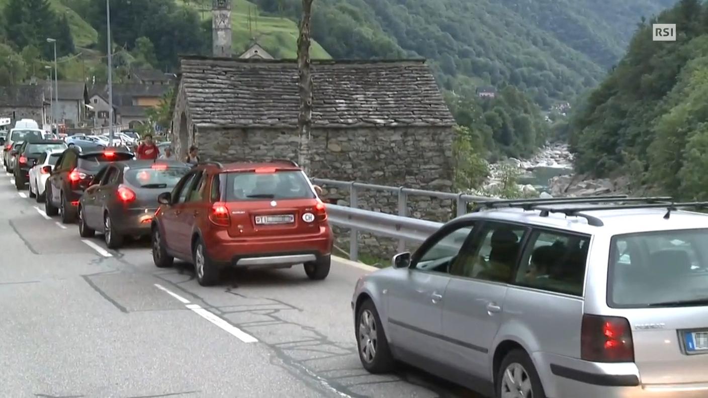 Una delle tante giornate di caos sulle strade della Verzasca dell'estate 2017