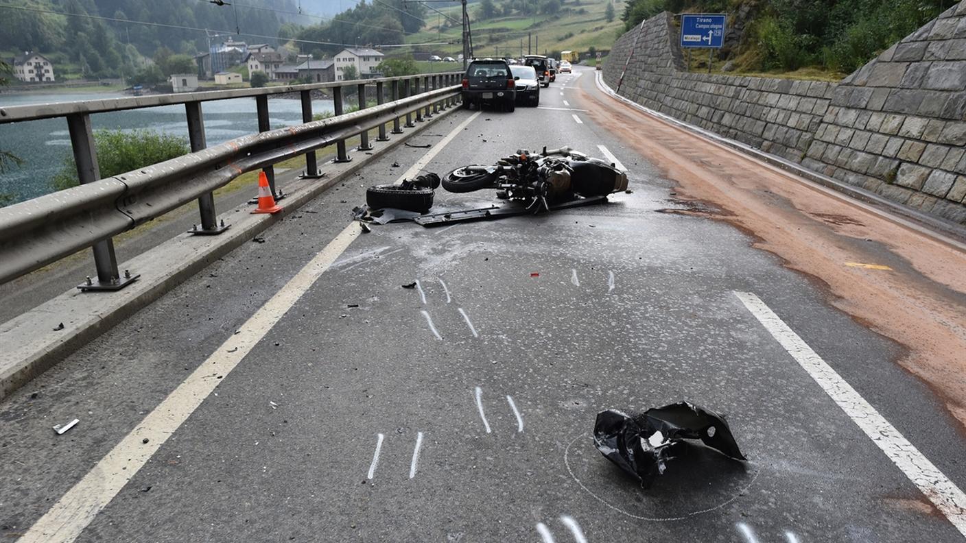 La moto distrutta dopo lo scontro avvenuto lunedì sulla strada del Bernina