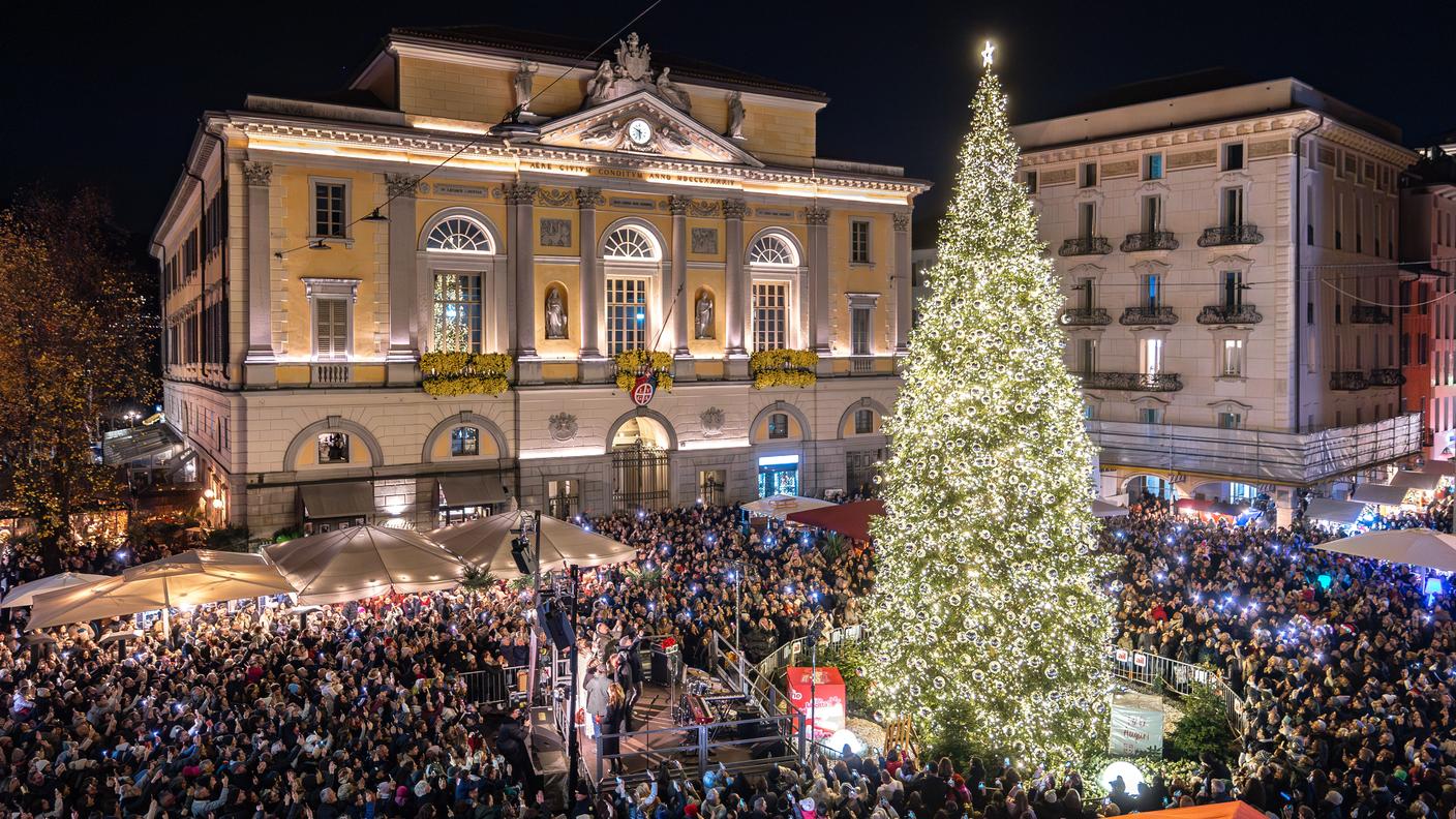 L'accensione del grande albero natalizio in Piazza Riforma