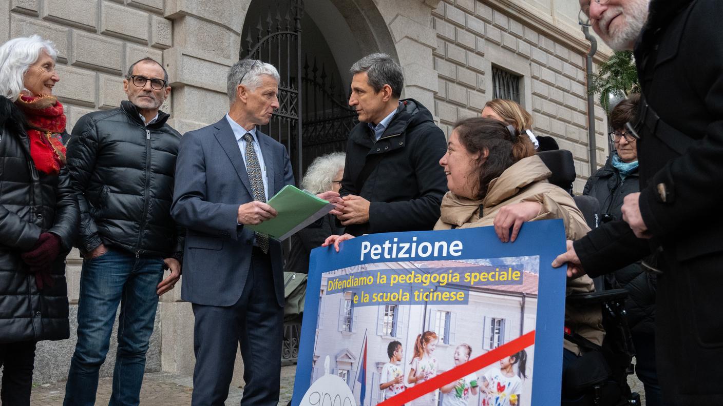La consegna delle firme a Bellinzona