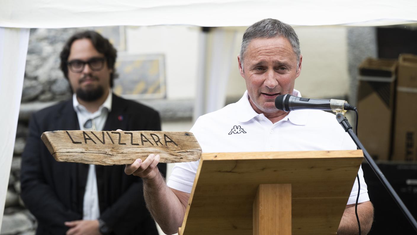 Il sindaco di Lavizzara Gabriele Dazio, durante il suo discorso del 1° agosto, un mese dopo il maltempo