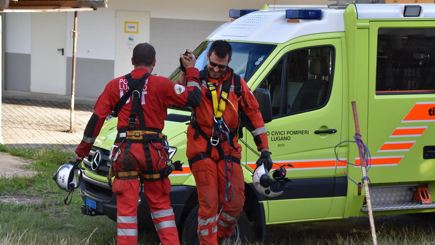 La soddisfazione dei soccorritori al termine di oltre due ore di sforzi per recuperare il ferito