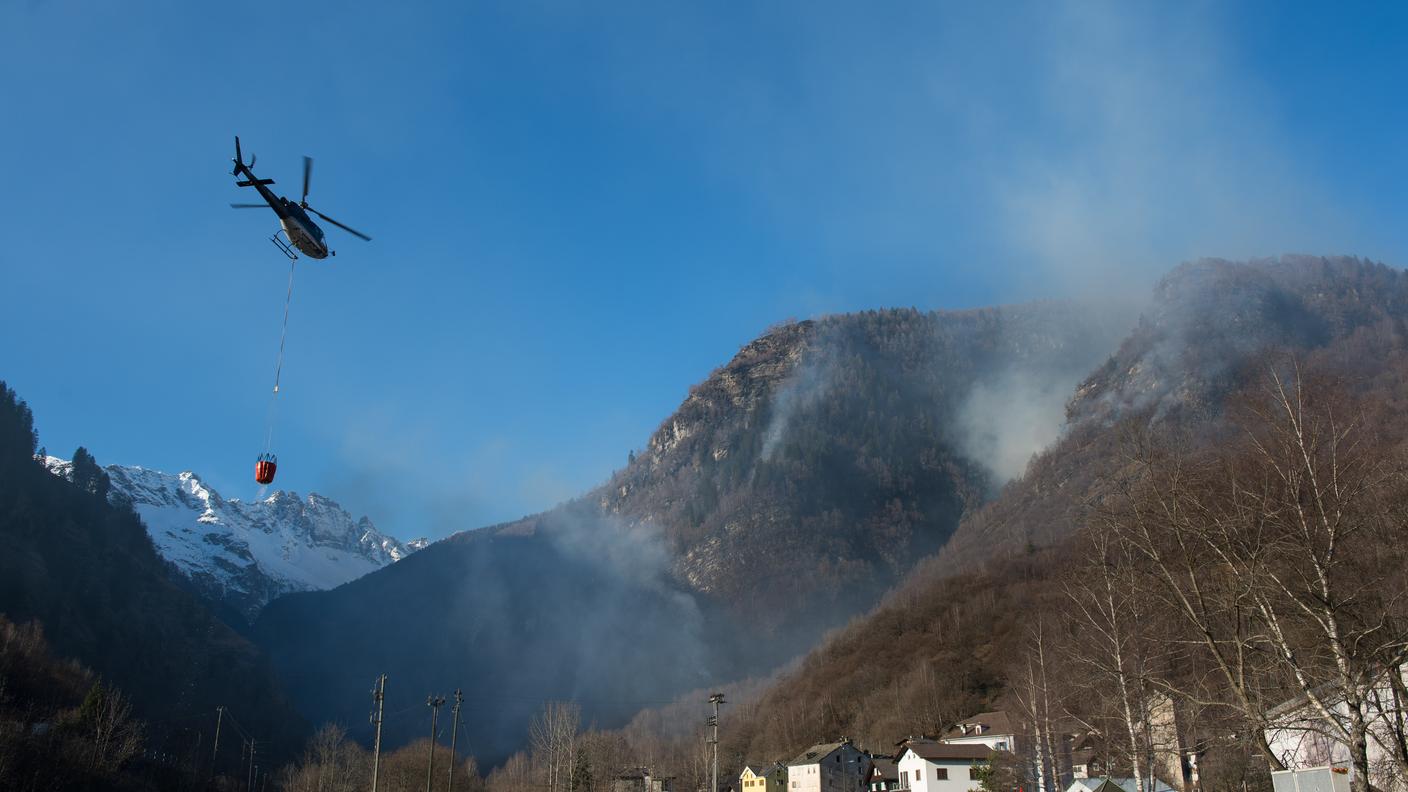 Le operazioni di spegnimento imposero anche l'intervento di elicotteri militari