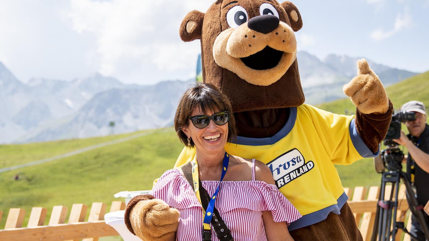 Doris Leuthard abbracciata dalla mascotte di Baereland