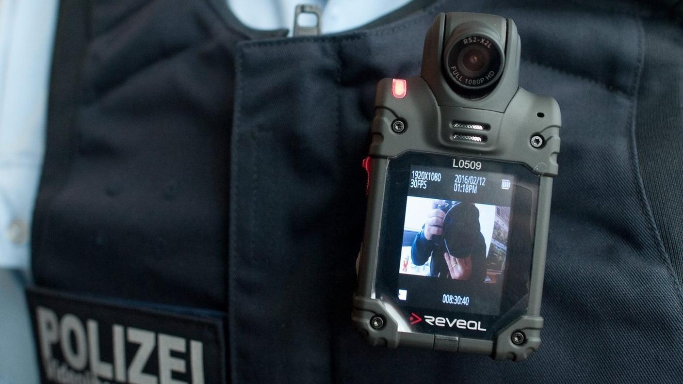 Una bodycam sulla divisa di un agente