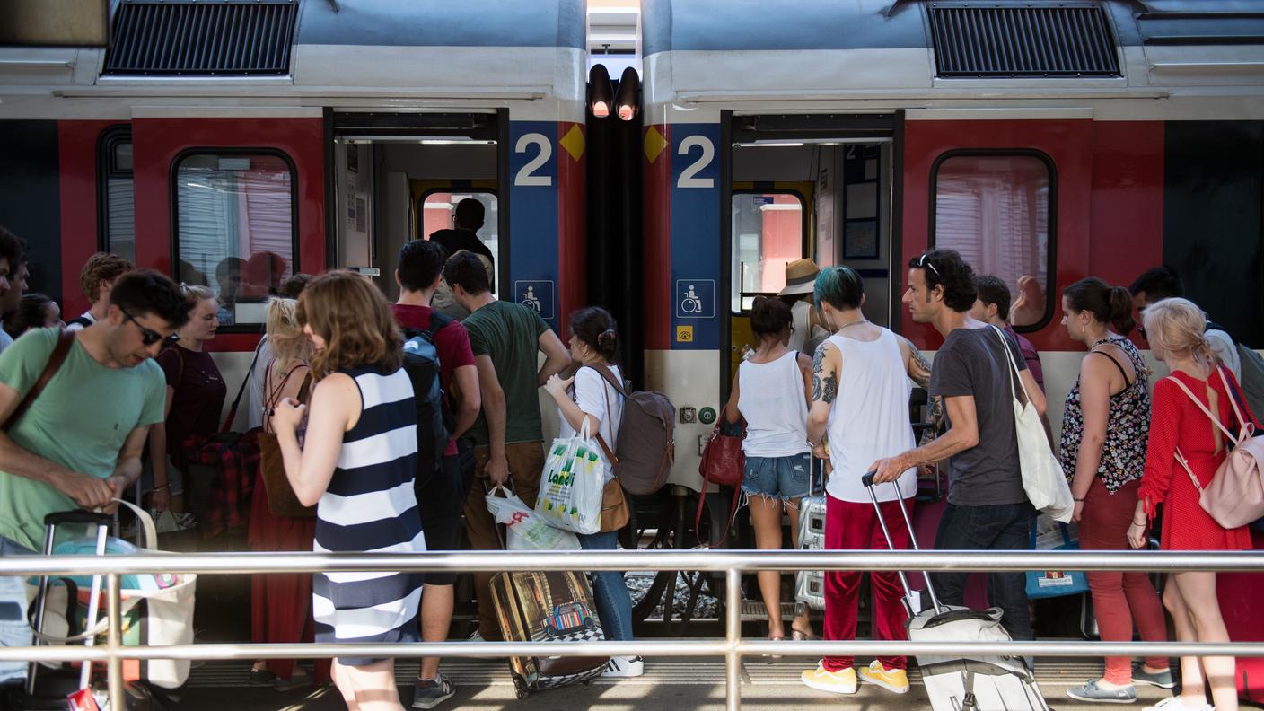 Un treno affollato